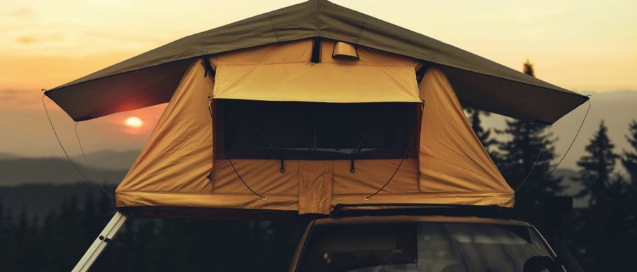 Auto mit Campingzelt auf dem Dach