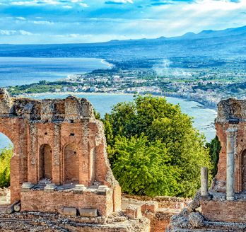 Giardinii NAxos mit blick über die Bucht