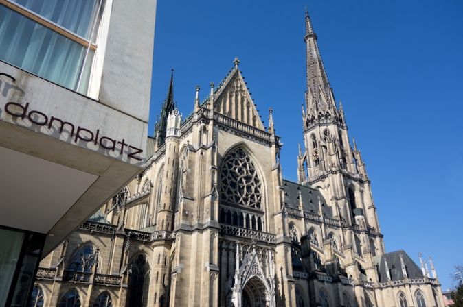 Mariendom in Linz, direkt am Domplatz. Blauer Himmel.