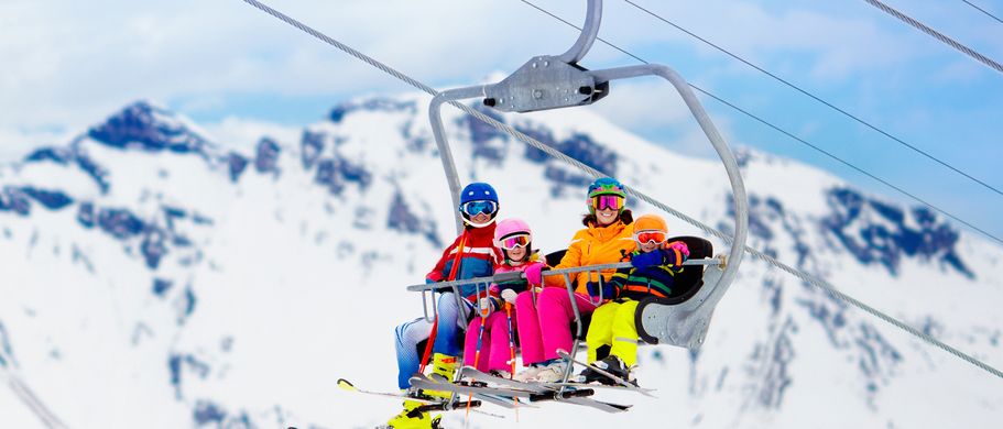 Familie im Skilift