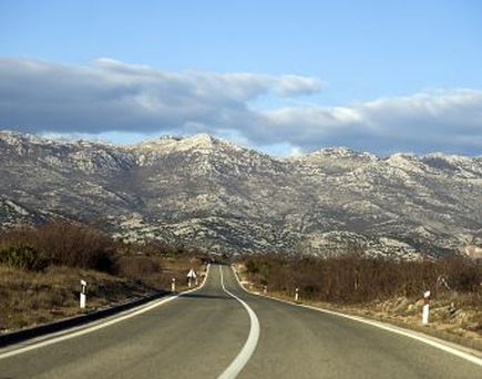Ein Auto auf einer Straße.