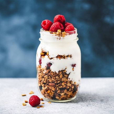 Granola mit griechischem Joghurt und Himbeeren im Glas