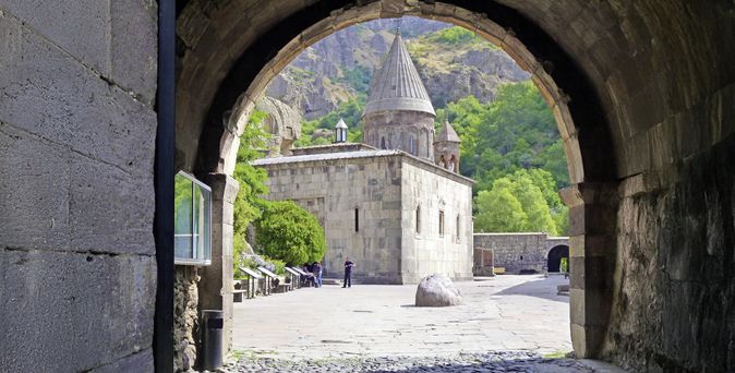 Gebäude hinter einem Rundbogen in Armenien