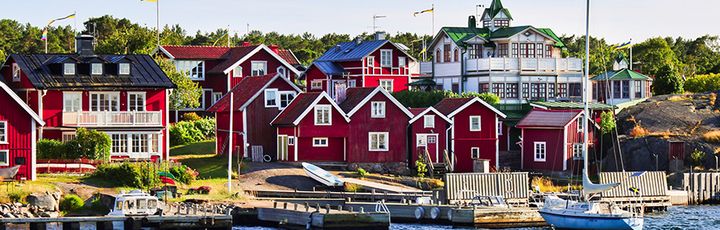 Blick auf eine Häuserreihe in Stockholm am Wasser