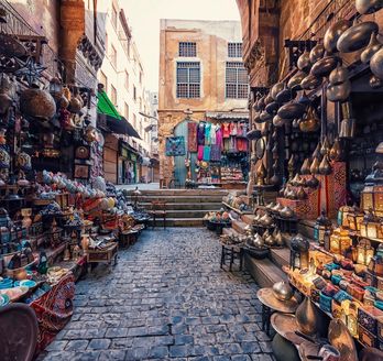 Markt in KAiro mit bunten MArktständen in engen Gassen