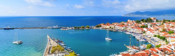 Eine Hafenstadt mit vielen Booten und Gebäuden.