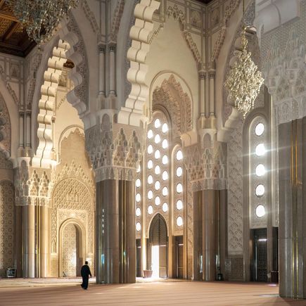 Weiße Gewölbe der Hassan II Moschee