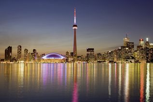 Bick auf den CN Tower vom Wasser aus bei Dunkelheit