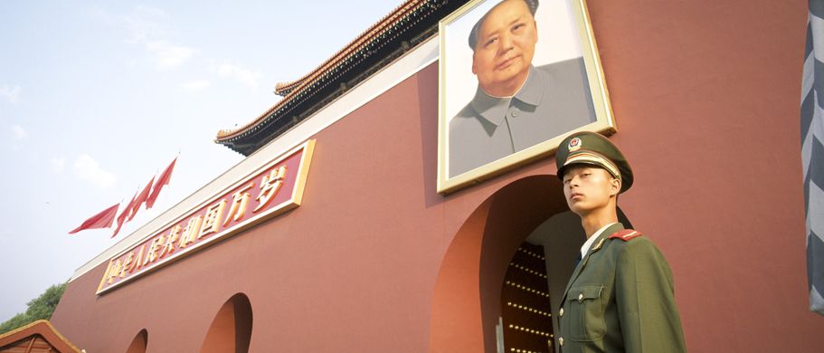 Besuch in der Verbotenen Stadt mit Wache vor Mao-Porträt 