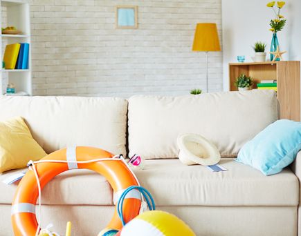 Sofa in einer Ferienwohnung mit Strand und Pool Spielzeug
