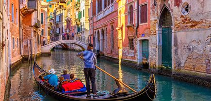 Gondel in Venedig fährt durch einen Kanal