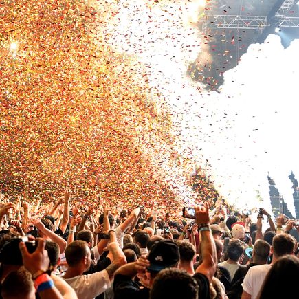 Riesige Konfettiwolke bei einem Konzert