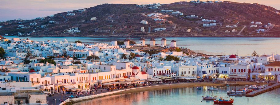 Hafen von Mykonos im Sonnenuntergang