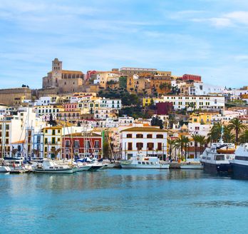 Blick auf die farbenfrohe Altstadt von Ibiza und den Hafen