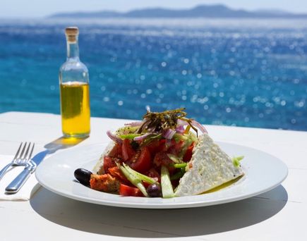 Griechischer Salat und Olivenöl