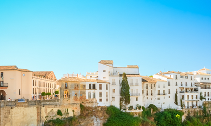 Eine Luftaufnahme einer Küstenstadt mit einer Strandpromenade und Gebäuden.