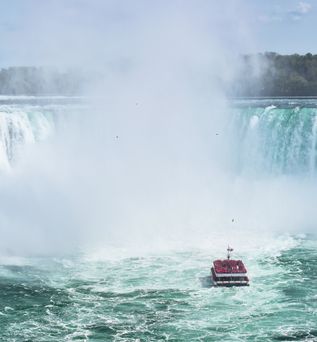 Boot an den Niagarafällen in kanada