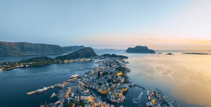 Blick auf die Stadt Alesund im norwegischen Fjord im Sonnenuntergang