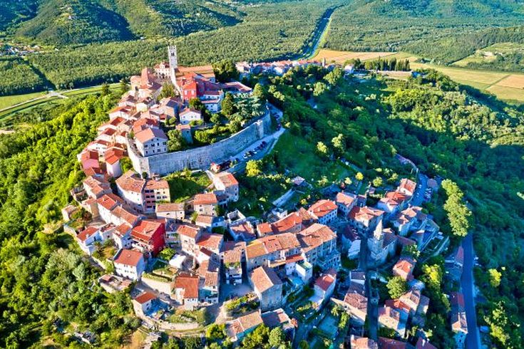 Eine Luftaufnahme einer Stadt mit roten Dächern.