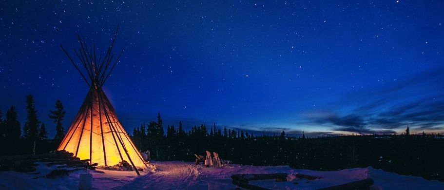 Tipi unter einem Sternenhimmel