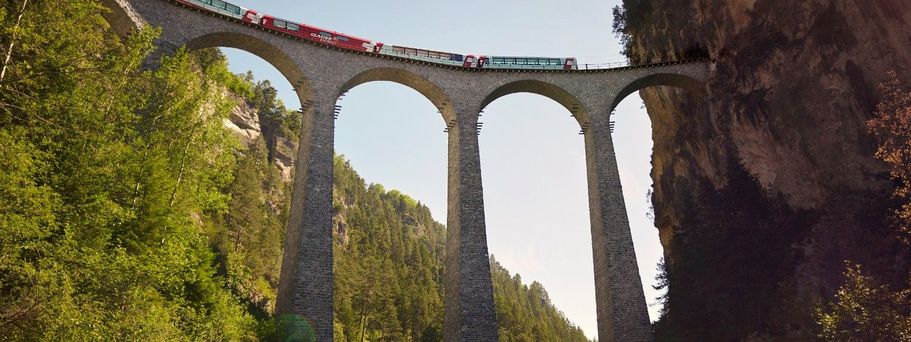 Express Zug auf einer Hochbrücke