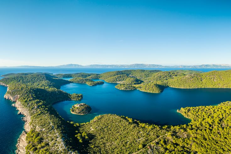 Eine Luftaufnahme einer Insel mit türkisfarbenem Wasser.