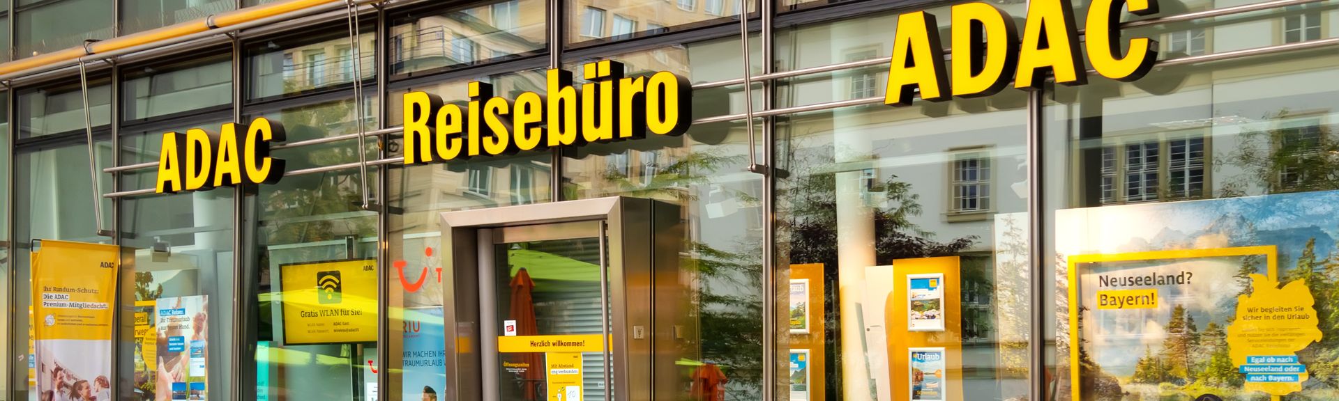 ADAC Reisebüro Außenansicht "Wir kaufen Ihr Reisebüro"