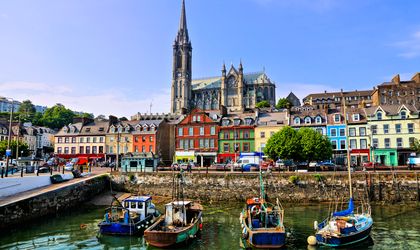 Eine Stadtansicht von Cork, Irland, mit einem Fluss und Gebäuden.