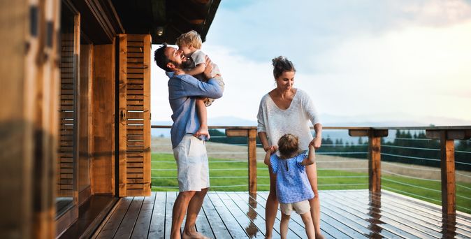 FAmilie auf Terrasse eines Ferienhauses