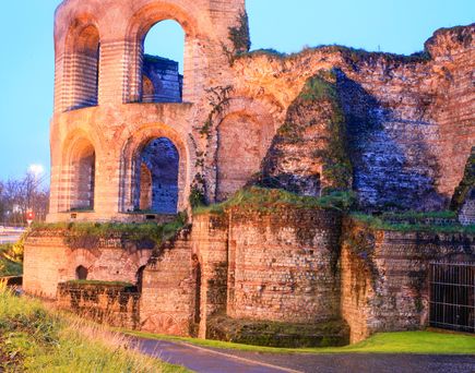 Die Porta Nigra in Trier, ein altes römisches Stadttor.