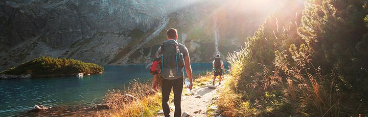 Mehrere Wanderer gehen einen Küstenweg entlang