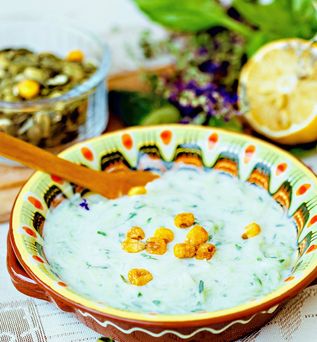 Aus Joghurt wird Tarator gemacht, eine erfrischende Suppe