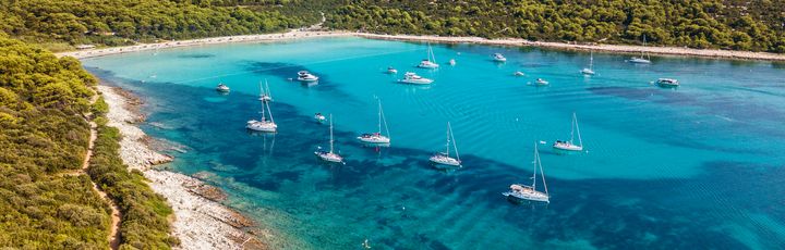 Eine Bucht mit türkisfarbenem Wasser und vielen Booten.
