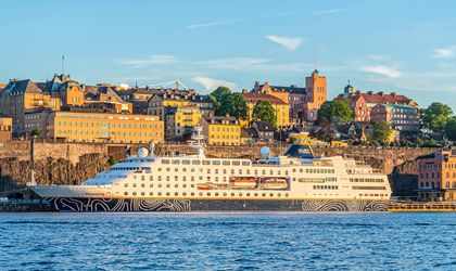 MS Hamburg Kreuzfahrtschiff im HAfen von Stockholm
