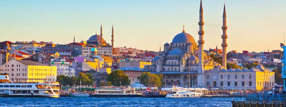 Hagia Sophia (Hintergrund) und Blaue Moschee prägen Tag wie Nacht das Bild der Stadt