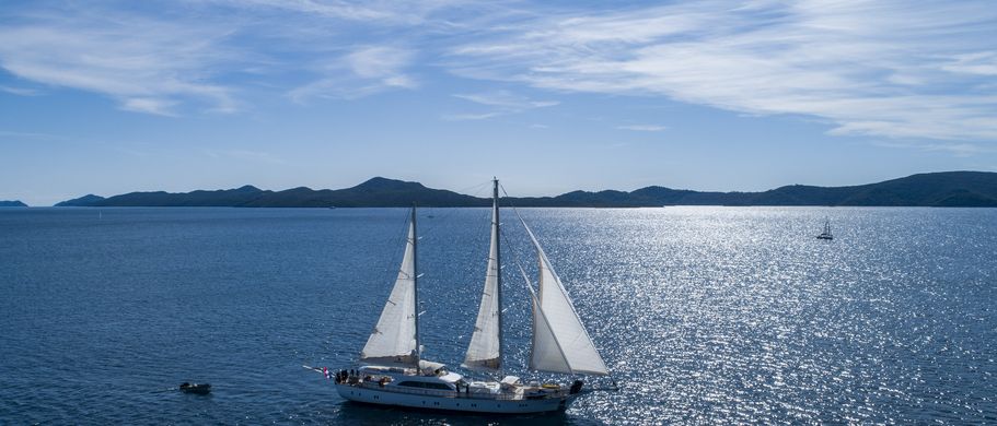 Sonnenaufgang Segelboot