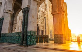 Sonnenstrahlen im Sonnenuntergang der Hassan II Moschee