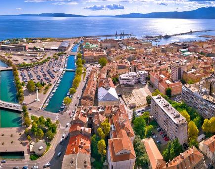 Eine Luftaufnahme von Rijeka, Kroatien, mit der Stadt und dem Hafen.