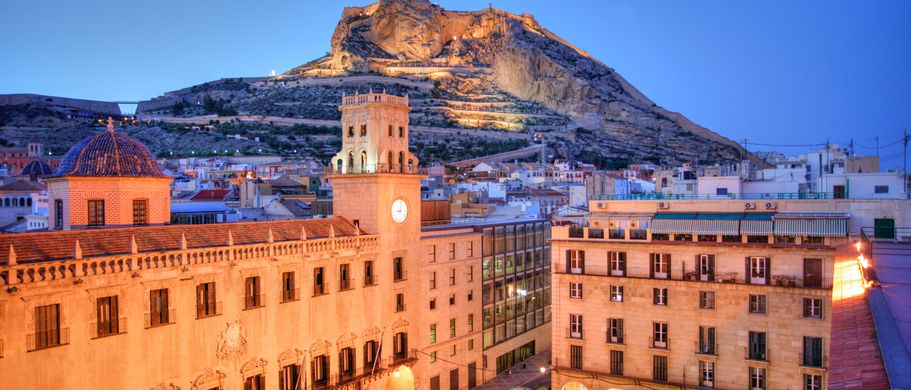 Schön erleuchtetes Rathaus und Castillo de Santa Bárbara bei Nacht