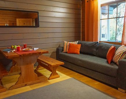 Wohnbereich mit Sofa und Tisch
