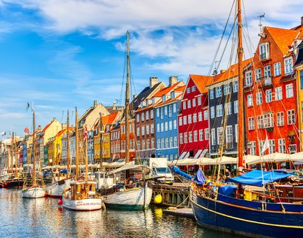 Bunte Reihenhäuser am Hafen