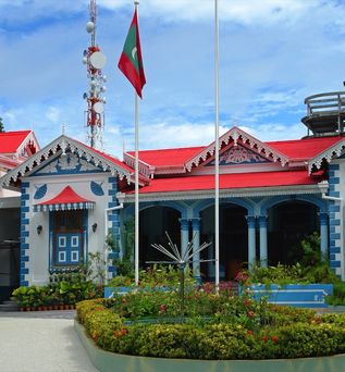 Ein Fischerdorf mit bunten Häusern und einem Boot.