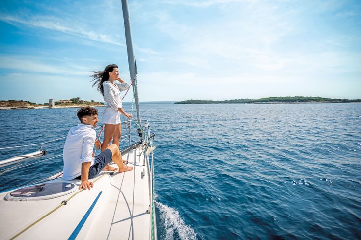 Ein Paar am Heck von einem Segelboot