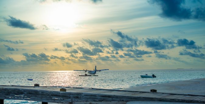 Azure Aerials: Blaue Malediven und Wasserflugzeug-Abenteuer