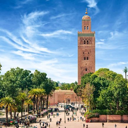 Vorplatz mit Menschen und Minarett der Koutoubia-Moschee