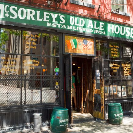 Städtereise: New York Alte Bar von außen