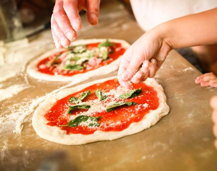 Bild von der Zubereitung von zwei Pizzen 
