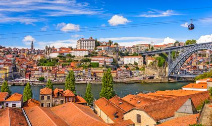 E Douro Blick über Fluss auf die Stadt