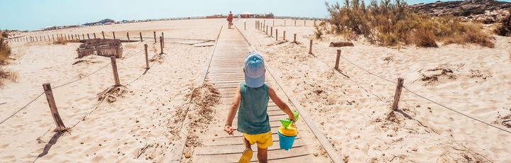 Junge läuft Richtung Meer