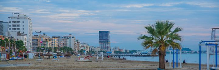 Landschaft und Strand von Durres mit Hotels und Resorts